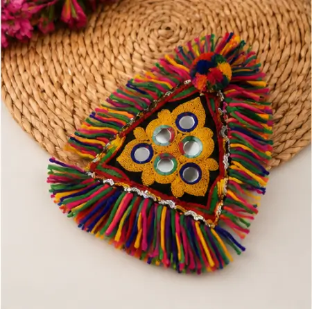 GDO1pTXbhtRoefTRuIBy5pxURKUvStO8ErpCyBB8.webp Handmade Navratri Triangle Hath Panja – Boho Mirror Work Haathphool with Cowrie Shells & Ghungroo, Pack of 2 ( multicolor, OS )