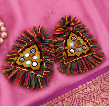 irW7wu6k4WxYSJcjVeXSVSHPHHCPe7ymEQIBMLf8.webp Handmade Navratri Triangle Hath Panja – Boho Mirror Work Haathphool with Cowrie Shells & Ghungroo, Pack of 2 ( multicolor, OS )