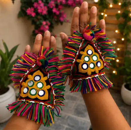 uJ2MPyaQgaNRQSp4zSjUP7nrTzmpjIoikk3LQ0QR.webp Handmade Navratri Triangle Hath Panja – Boho Mirror Work Haathphool with Cowrie Shells & Ghungroo, Pack of 2 ( multicolor, OS )
