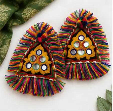 yemsedcvZRYLlIwip3S1Lf4Y0tiElOMn7bxfEp44.webp Handmade Navratri Triangle Hath Panja – Boho Mirror Work Haathphool with Cowrie Shells & Ghungroo, Pack of 2 ( multicolor, OS )